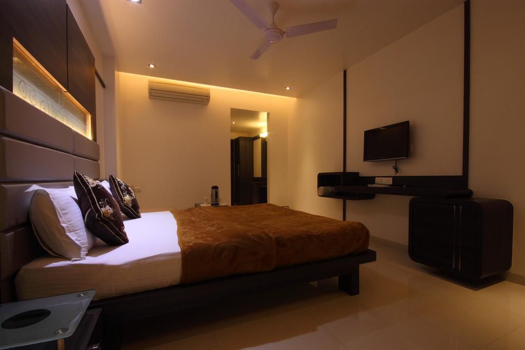 Hotel Apex Surat Room photo