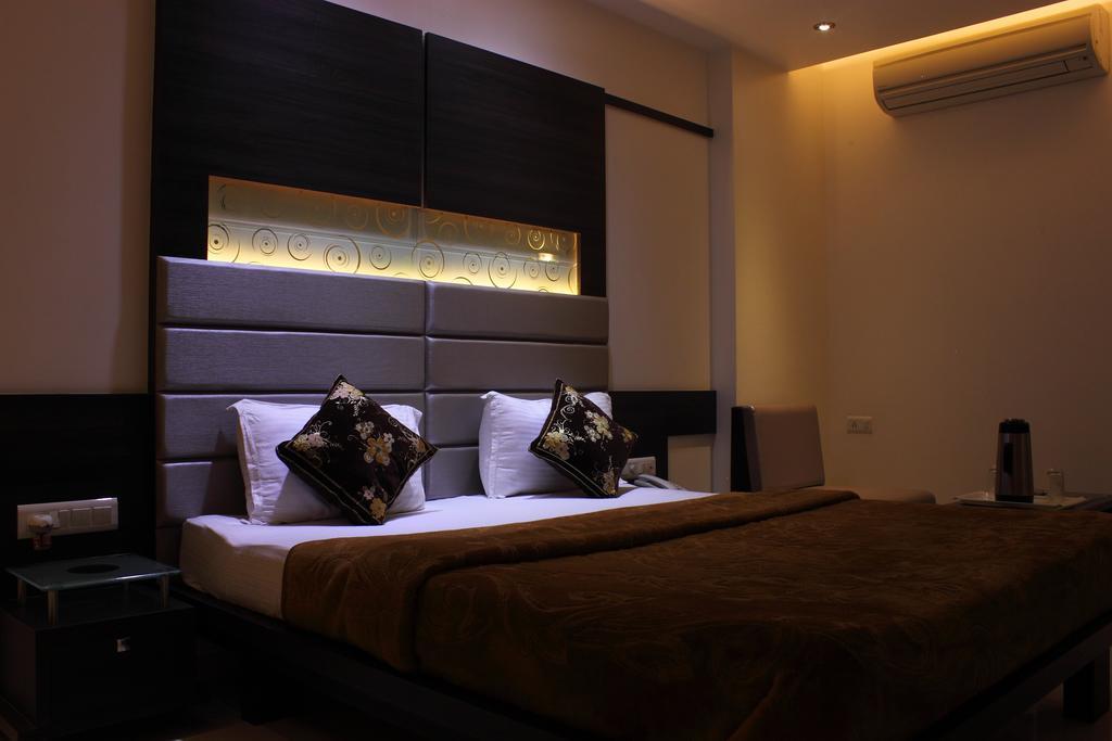 Hotel Apex Surat Room photo