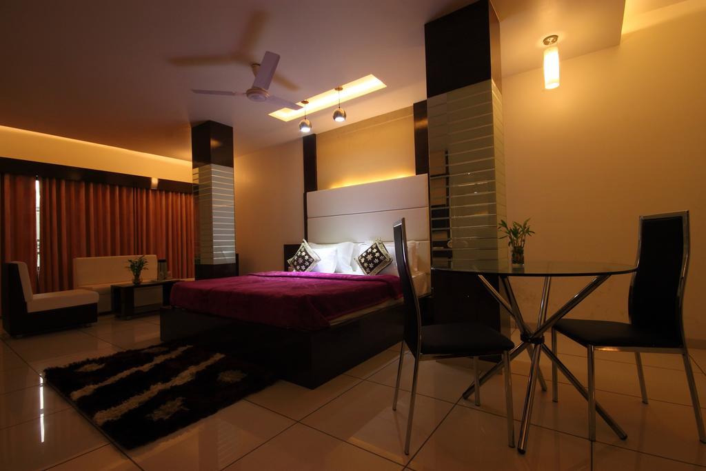 Hotel Apex Surat Room photo