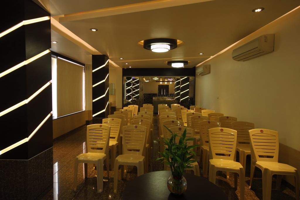 Hotel Apex Surat Exterior photo