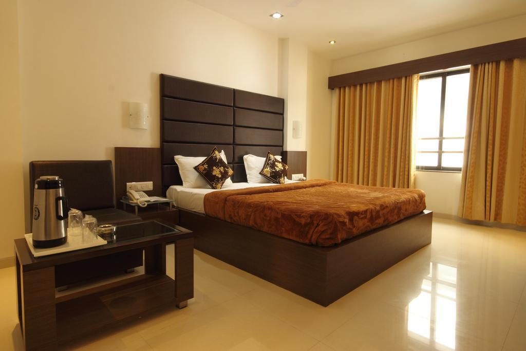 Hotel Apex Surat Room photo