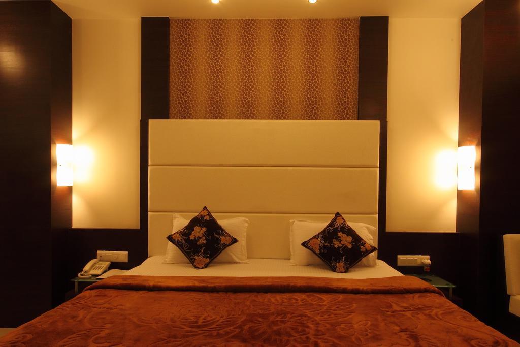 Hotel Apex Surat Room photo