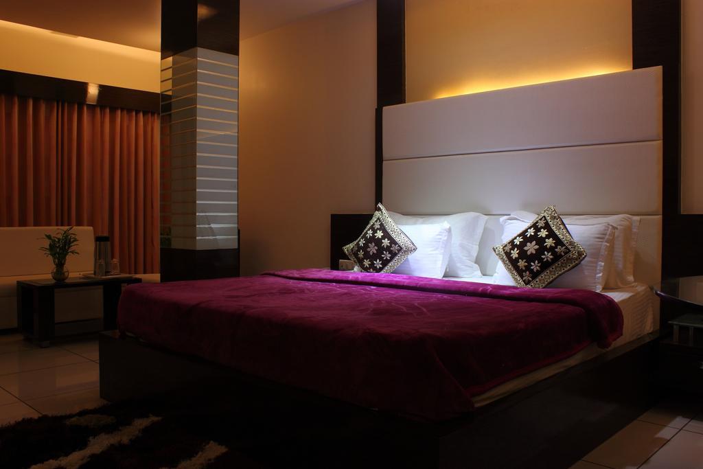 Hotel Apex Surat Room photo