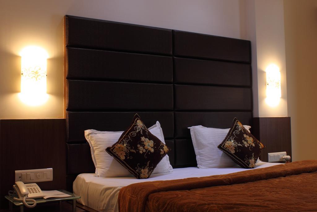 Hotel Apex Surat Room photo