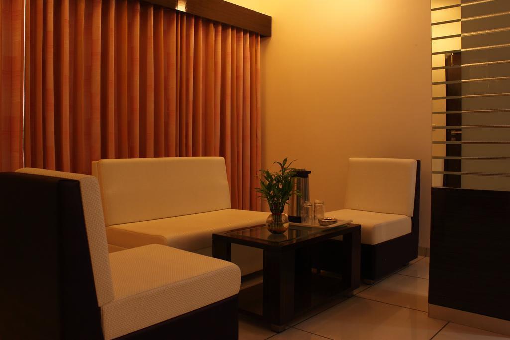 Hotel Apex Surat Room photo