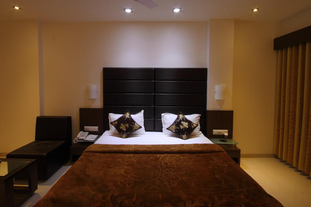 Hotel Apex Surat Room photo